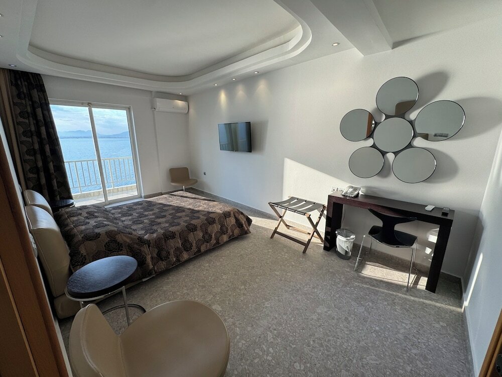 Фото Messinian Bay Hotel