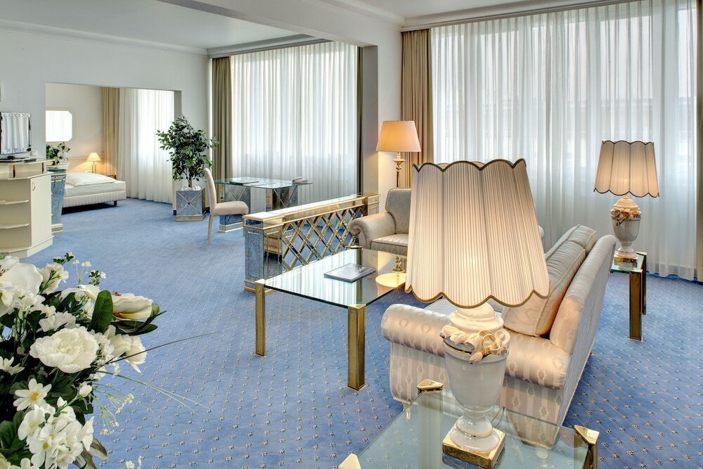 Фото La Strada Hotel