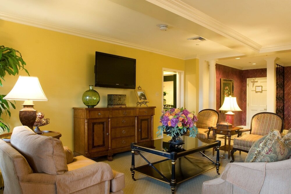 Фото Bienville House