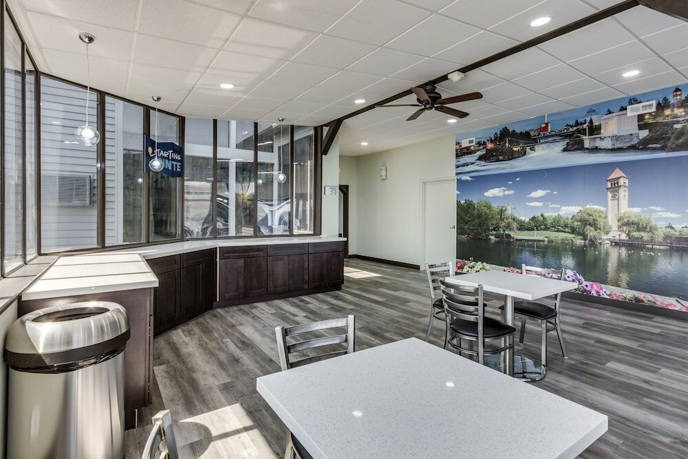 Фото Days Inn & Suites by Wyndham Spokane