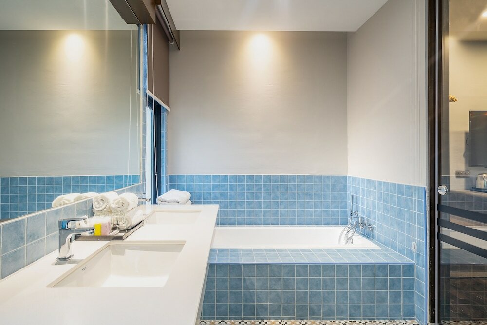 Фото Treasures Hotel and Suites