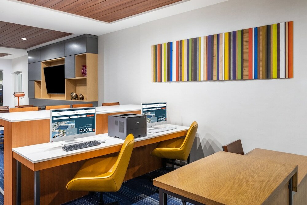 Фото Holiday Inn Express Hotel & Suites - Houston Space Center, an Ihg Hotel