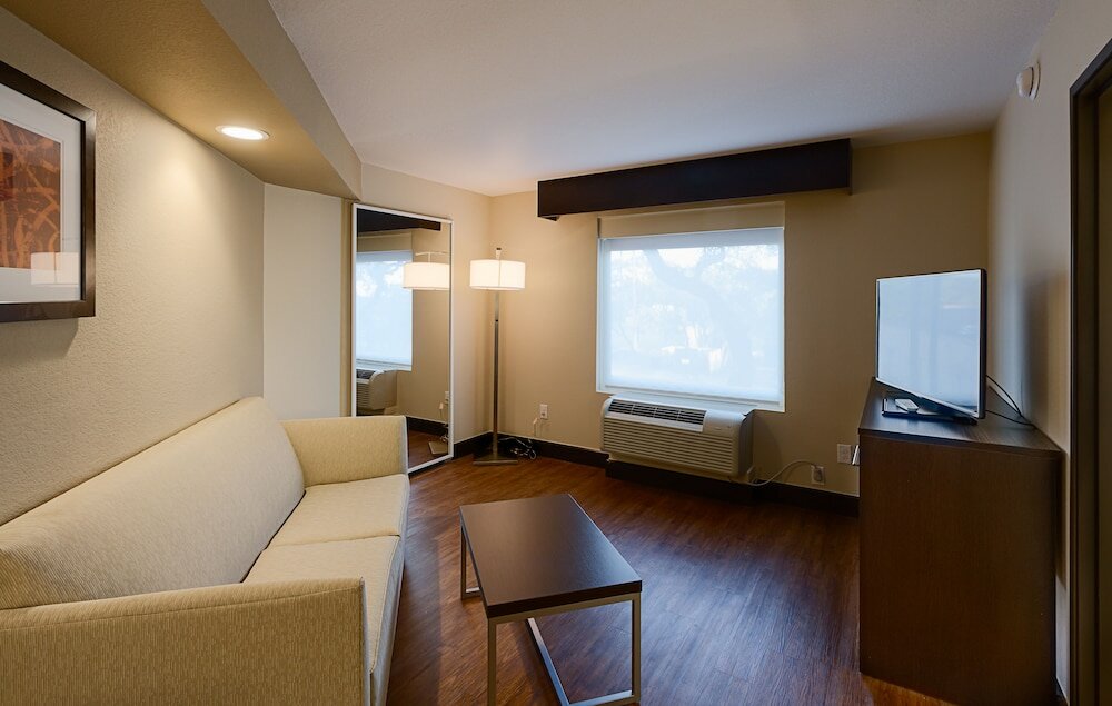 Фото Holiday Inn Express & Suites San Antonio Medical-Six Flags, an Ihg Hotel