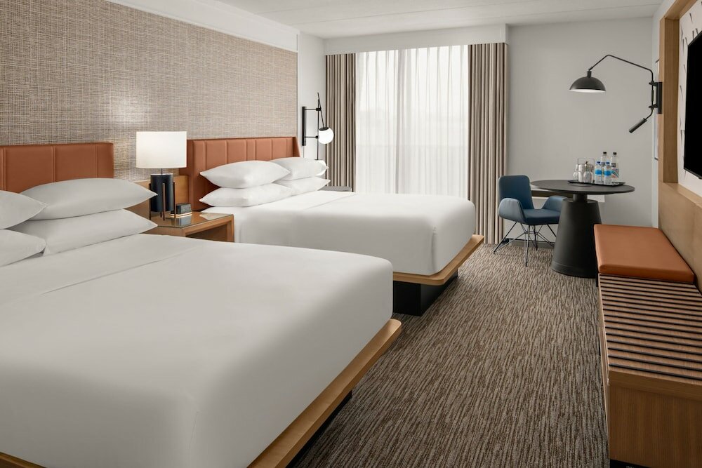 Фото Sheraton Milwaukee Brookfield Hotel