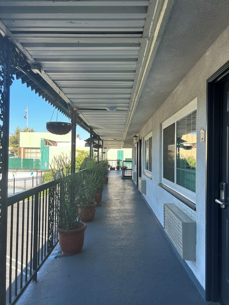 Фото Welcome Inn on Colorado Blvd