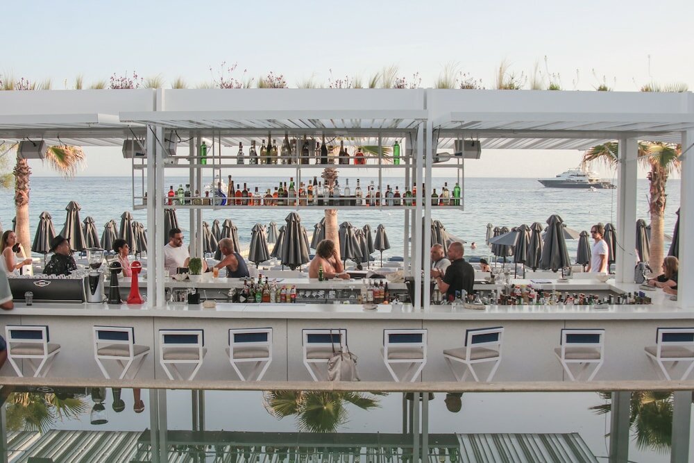 Фото Mykonos Dove Beachfront Hotel