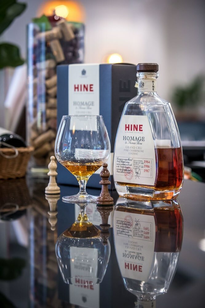 Фото Queen's Court Hotel & Residence