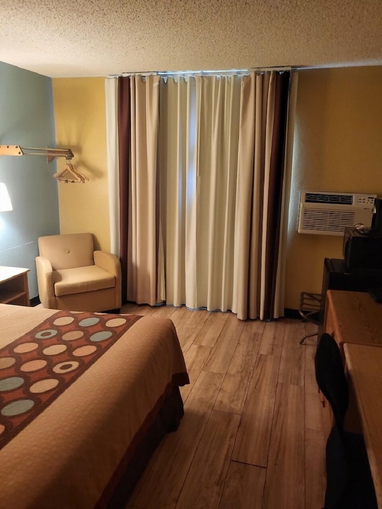 Фото Super 8 by Wyndham Raton