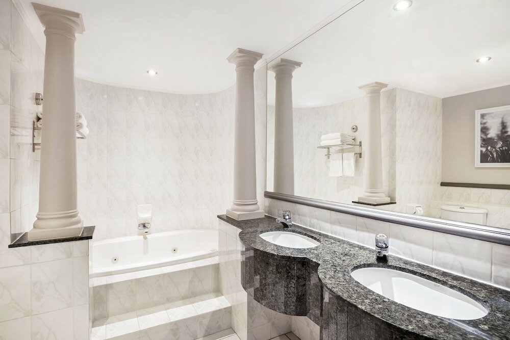 Фото Protea Hotel by Marriott Johannesburg Balalaika Sandton