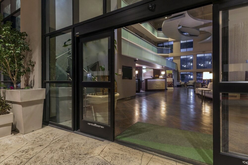 Фото Holiday Inn & Suites Phoenix Airport North, an Ihg Hotel