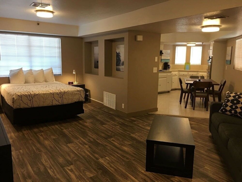 Фото Rancho San Diego Inn & Suites