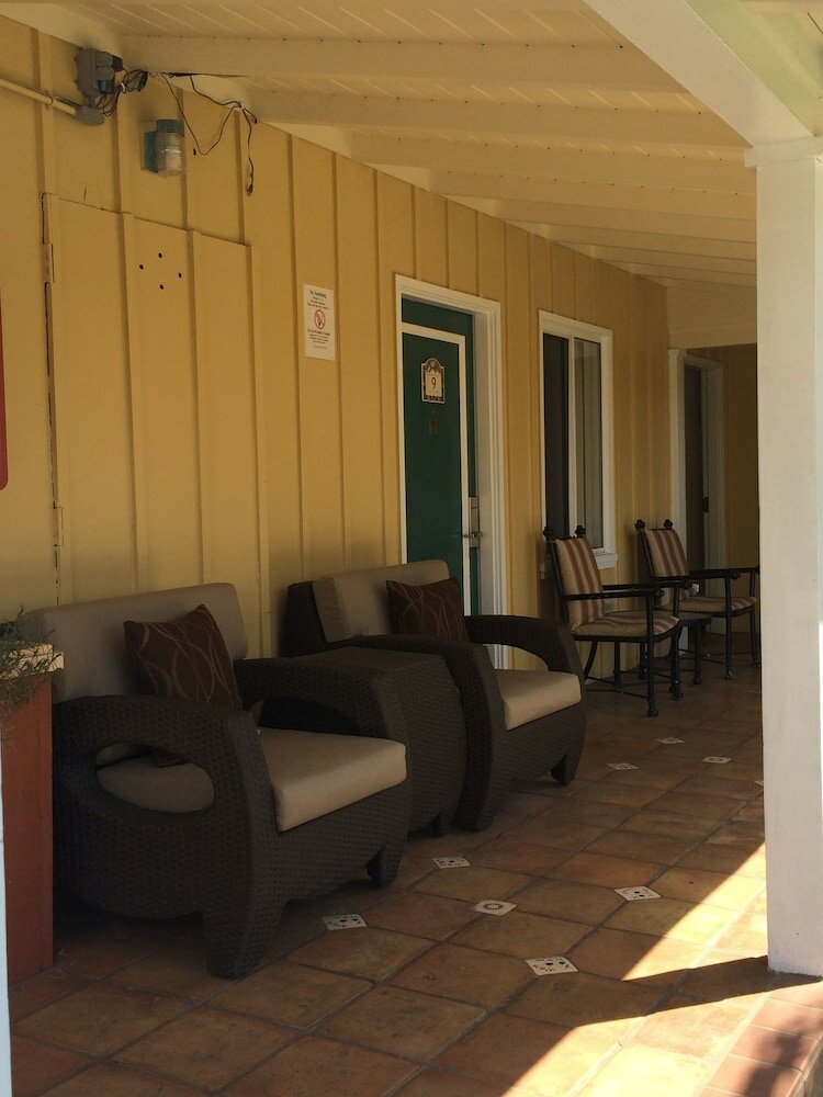 Фото Oasis Inn & Suites