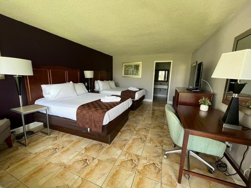 Фото The Heritage Park Inn