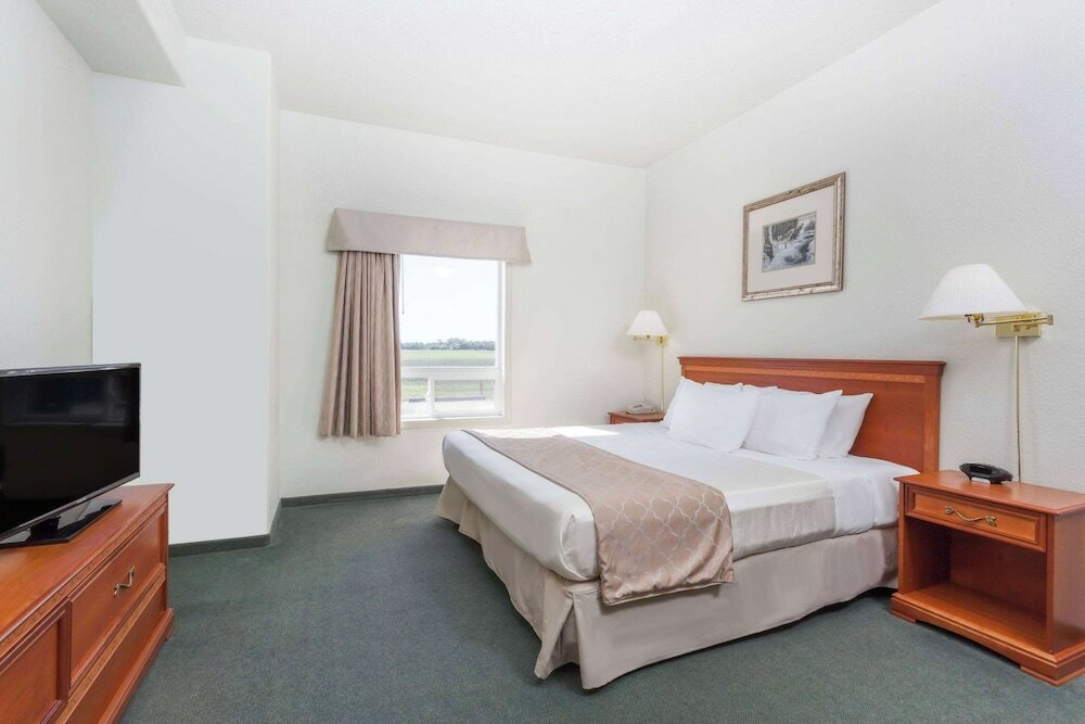 Фото Super 8 by Wyndham Dauphin