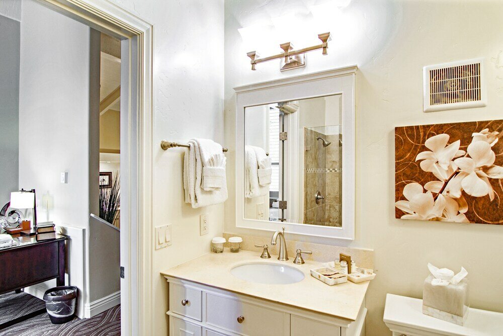 Фото Carriage House Inn