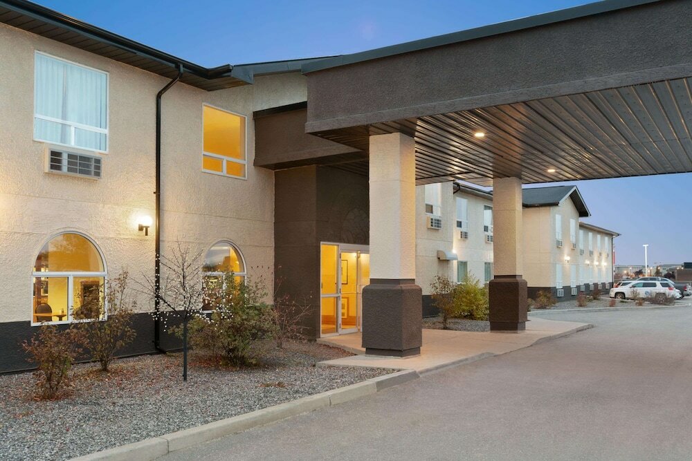 Фото Days Inn & Suites by Wyndham Thompson