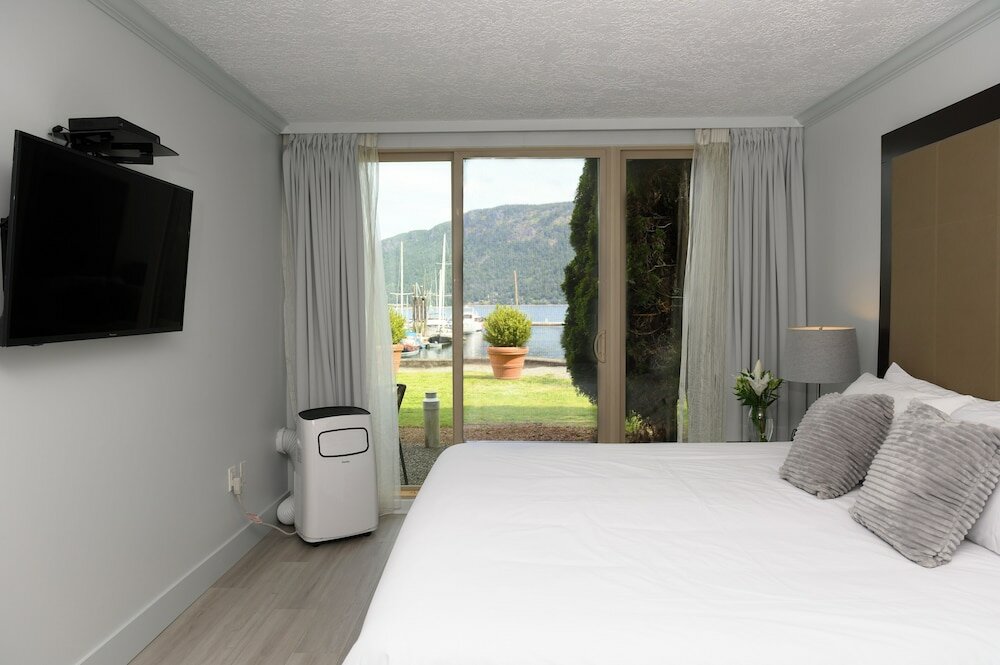 Фото Oceanfront Suites at Cowichan Bay