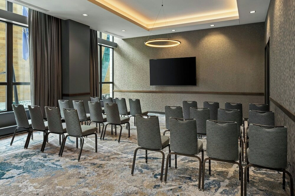 Фото The Trade, Autograph Collection