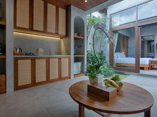 Фото Taman Dharmawangsa Suites