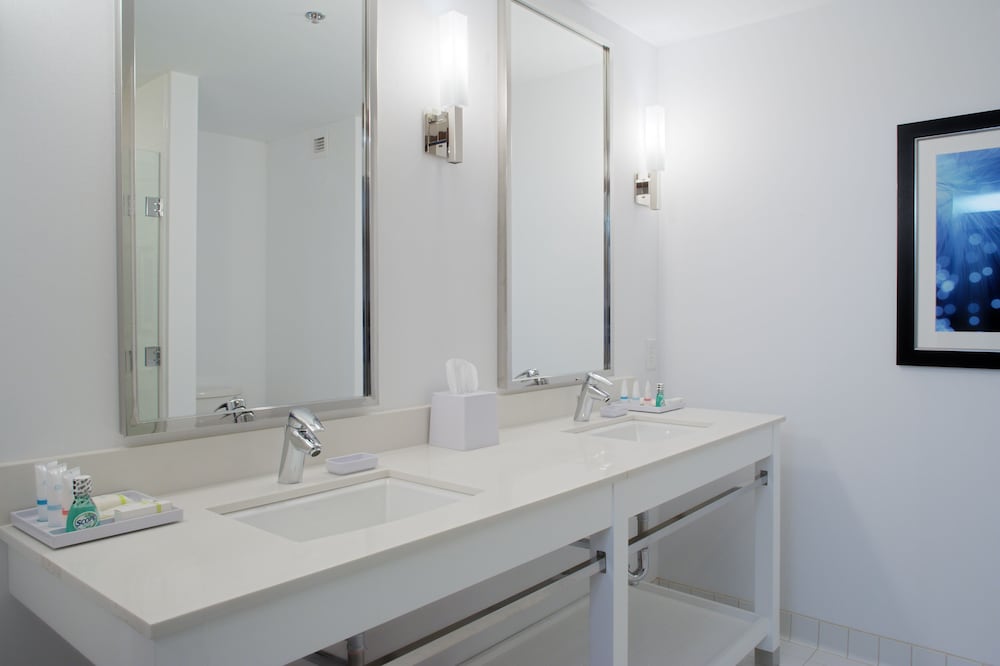 Фото Four Points by Sheraton Winnipeg South