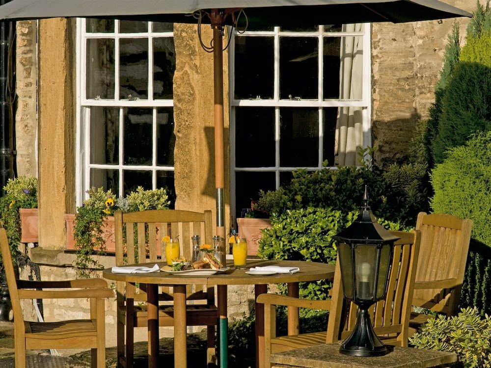 Фото Macdonald Bear Hotel