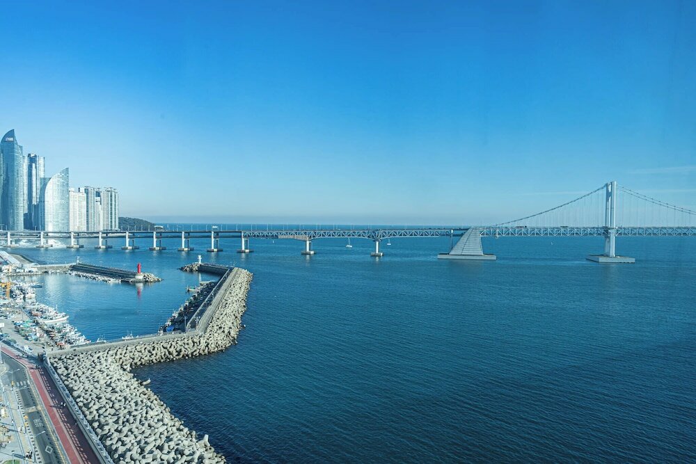 Фото H Avenue Hotel