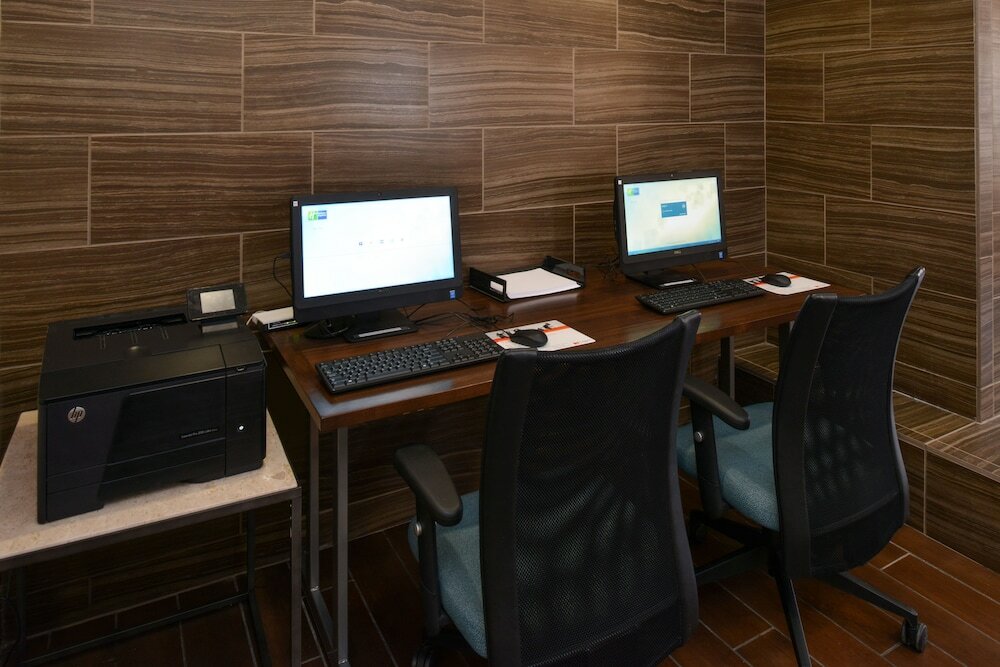 Фото Holiday Inn Express & Suites Omaha West, an Ihg Hotel