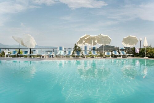 Внешний вид отеля Hotel Belvedere в Манерба-дель-Гарде, фото 4