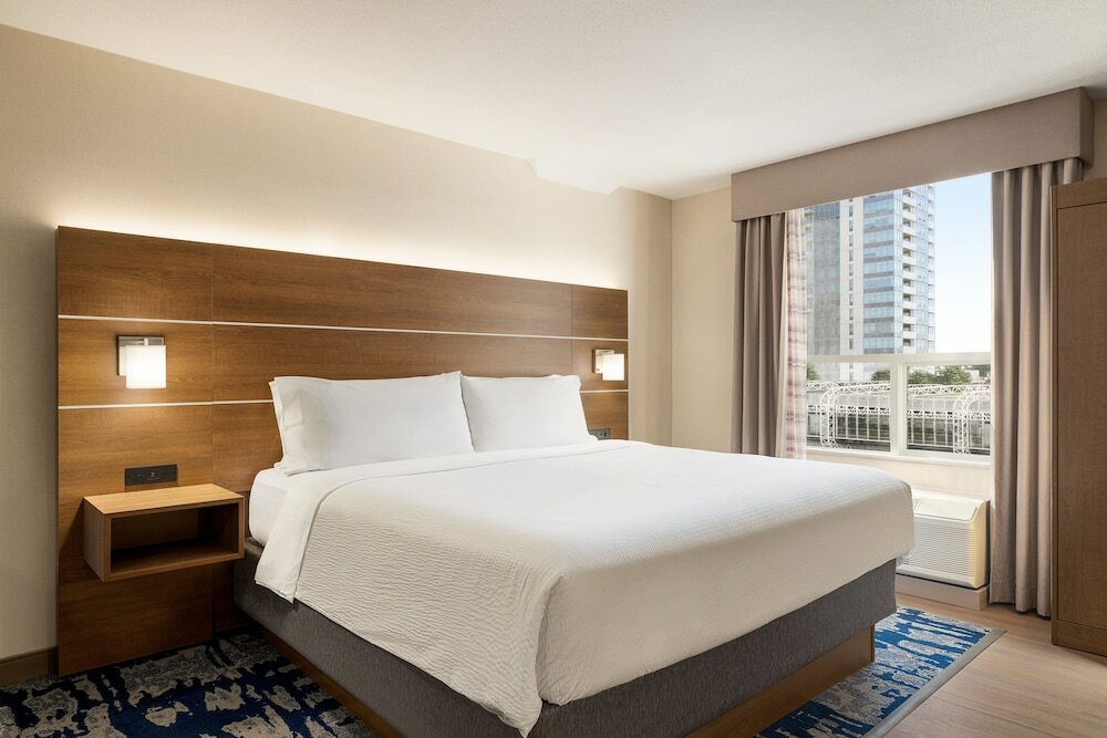 Фото Holiday Inn Express Vancouver-Metrotown