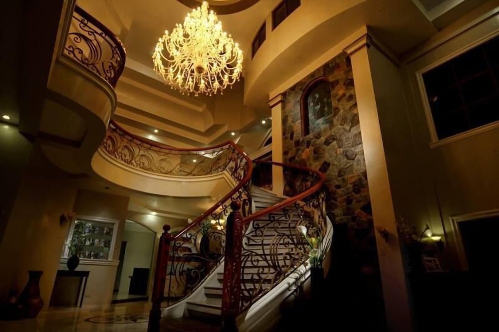 Фото The Q Hotel & Restaurant