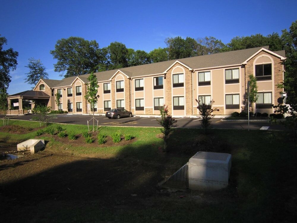 Фото Red Carpet Inn And Suites Monmouth Jtc