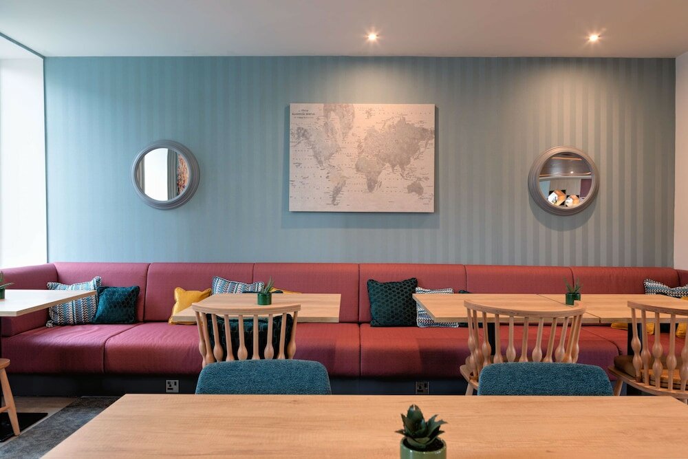 Фото Hampton by Hilton Ashford International