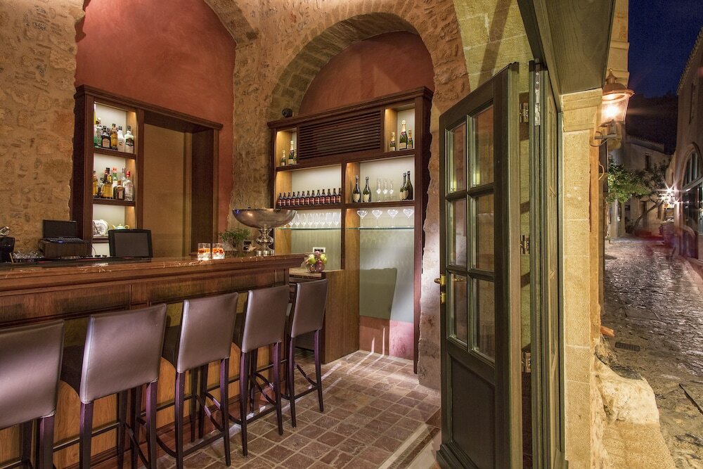 Фото Moni Emvasis Luxury Suites