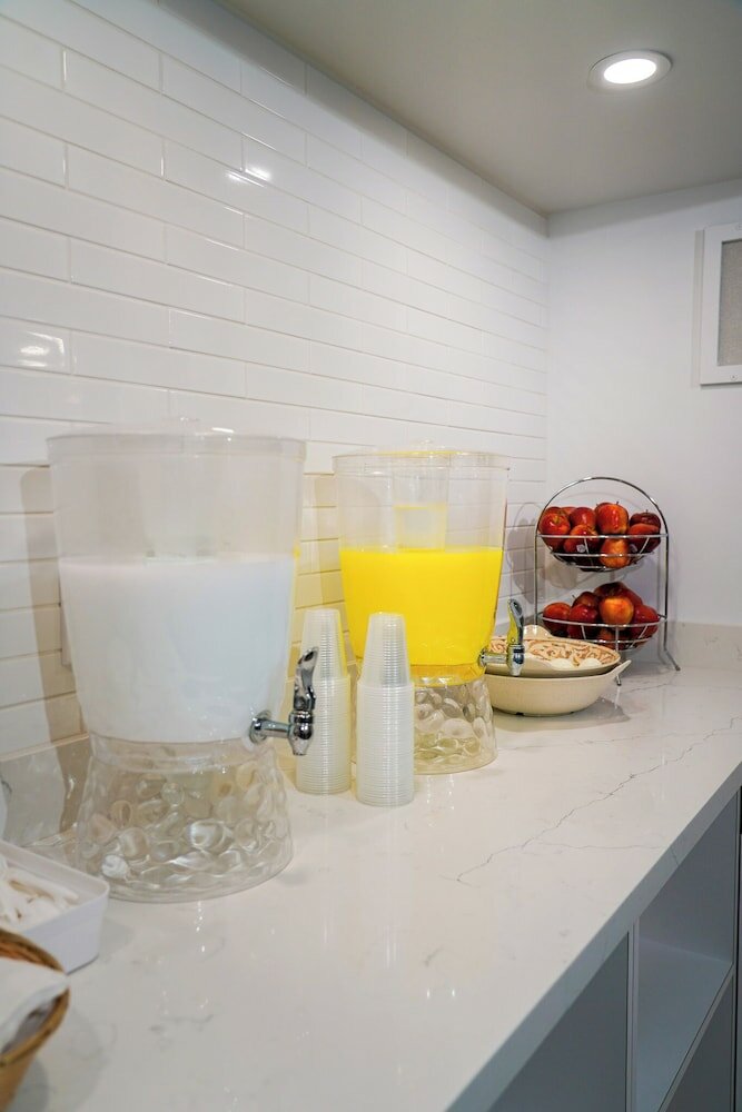 Фото West Edmonton Mall Inn