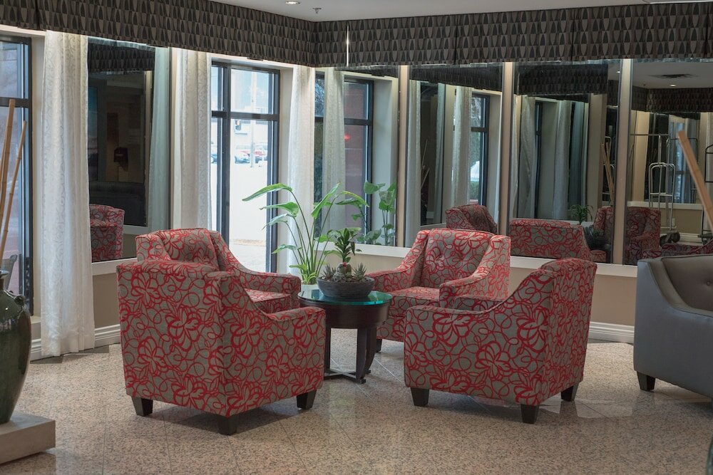 Фото Harrison Lake Hotel