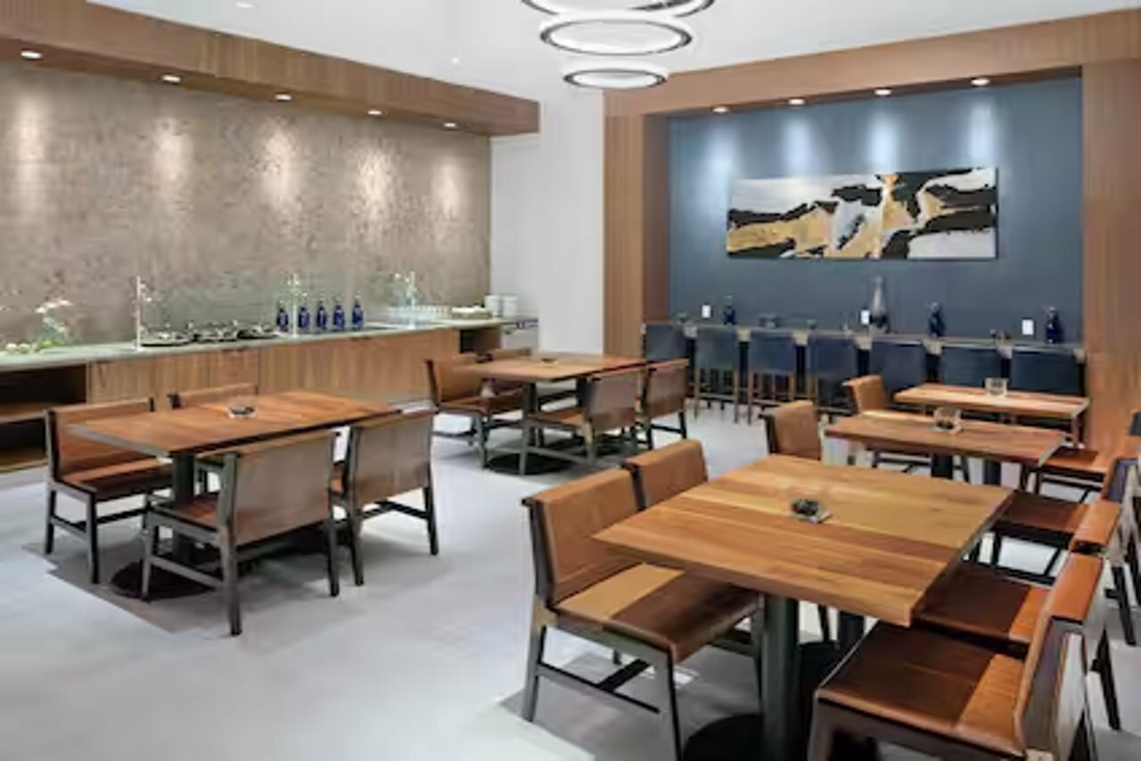 Фото DoubleTree by Hilton Hotel Newark Airport