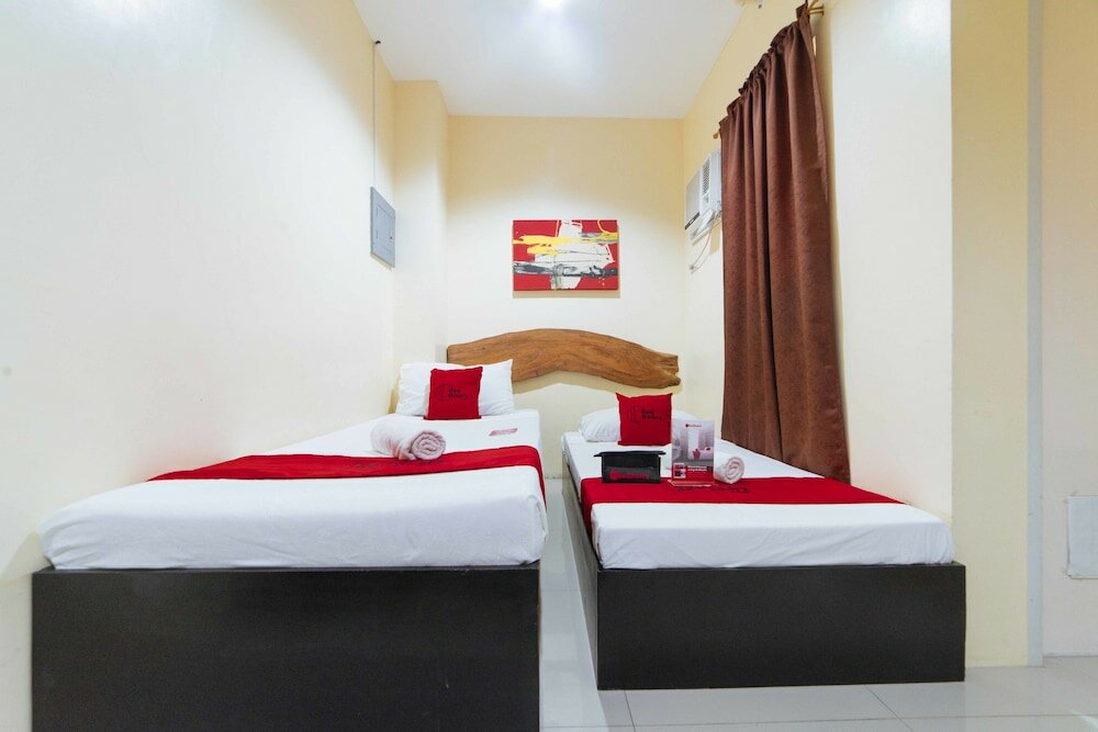 Фото RedDoorz near New Government Center