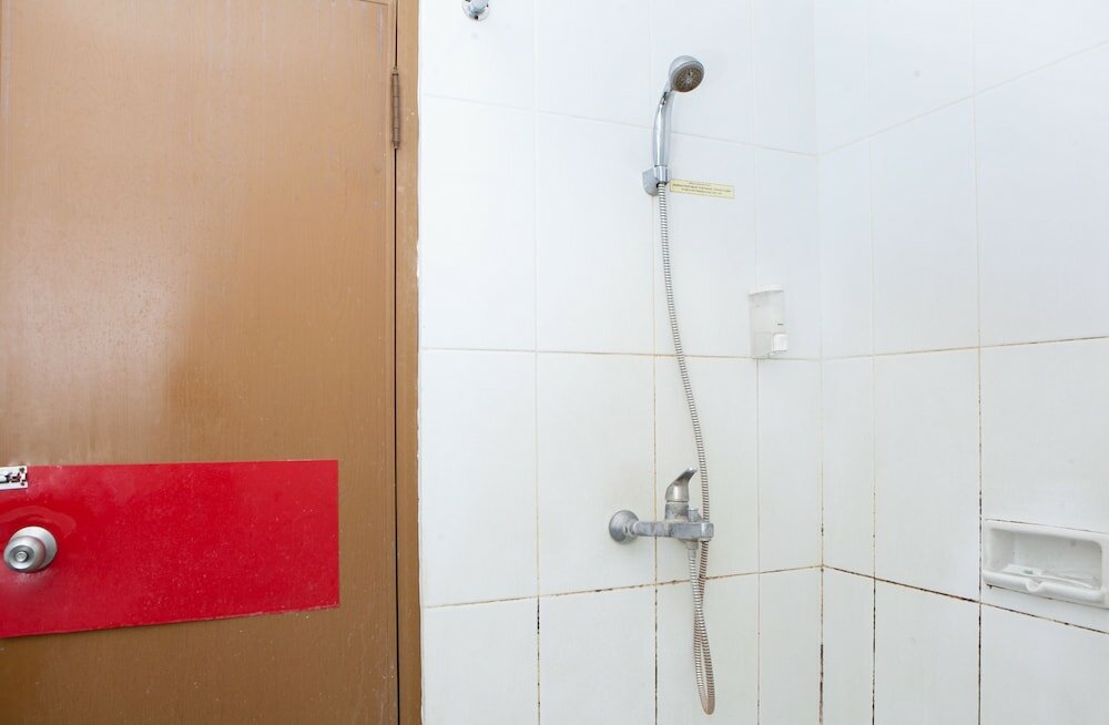 Фото RedDoorz Near Trans Studio Mall 3