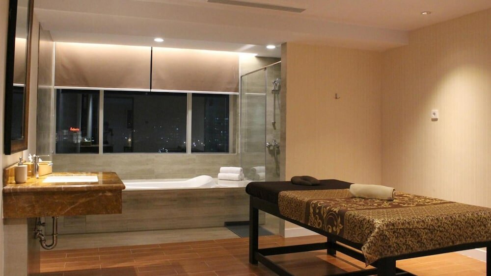 Фото Adimulia Hotel Medan