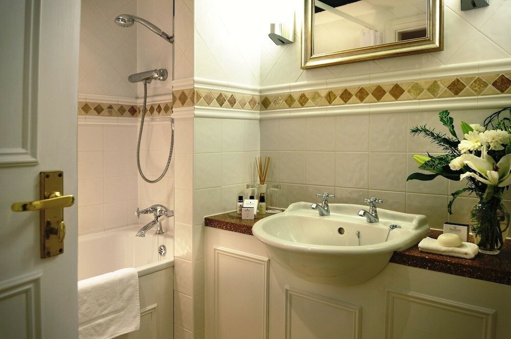 Фото The Bear Hotel