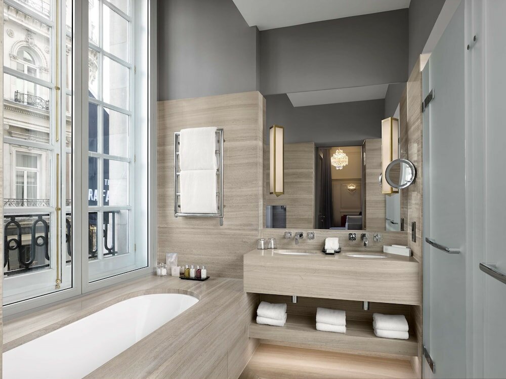 Фото The Trafalgar St. James London, Curio Collection by Hilton