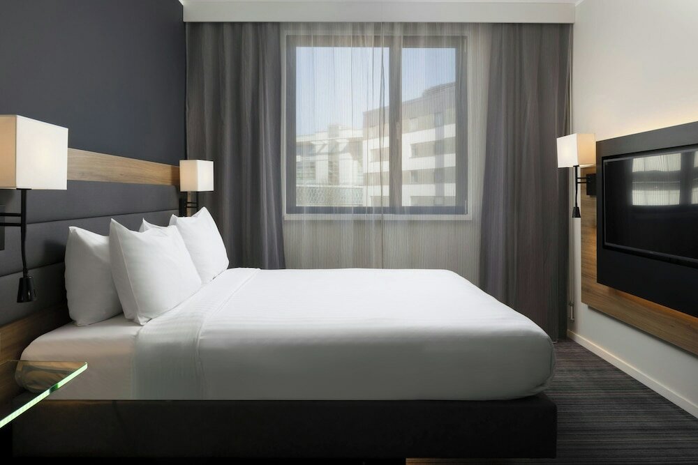 Фото Moxy Southampton