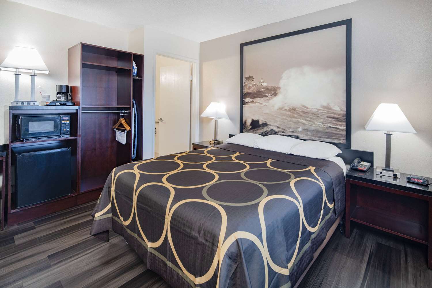 Фото Super 8 by Wyndham San Diego Hotel Circle