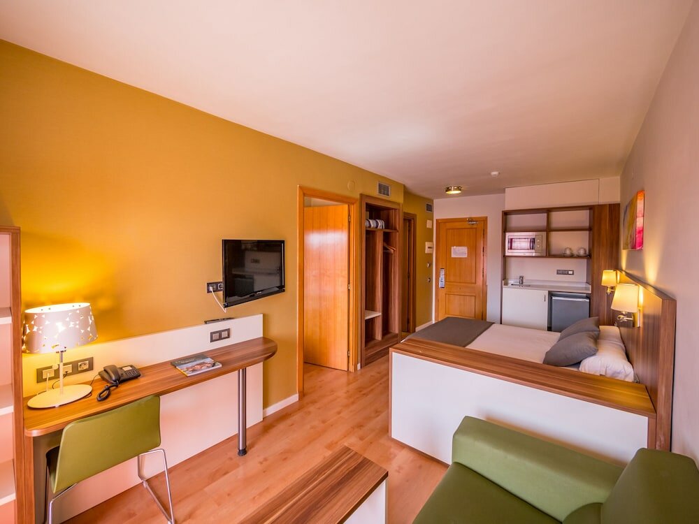 Фото Golden Avenida Family Suites