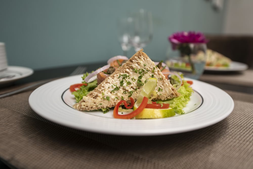 Фото Langham Court Hotel