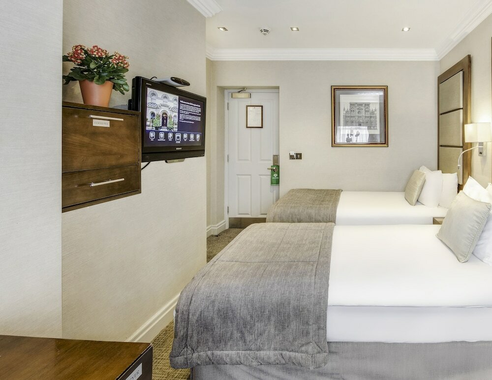 Фото Langham Court Hotel