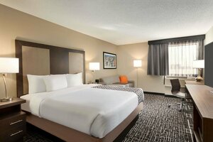 Гостиница La Quinta Inn & Suites by Wyndham St Louis Route 66