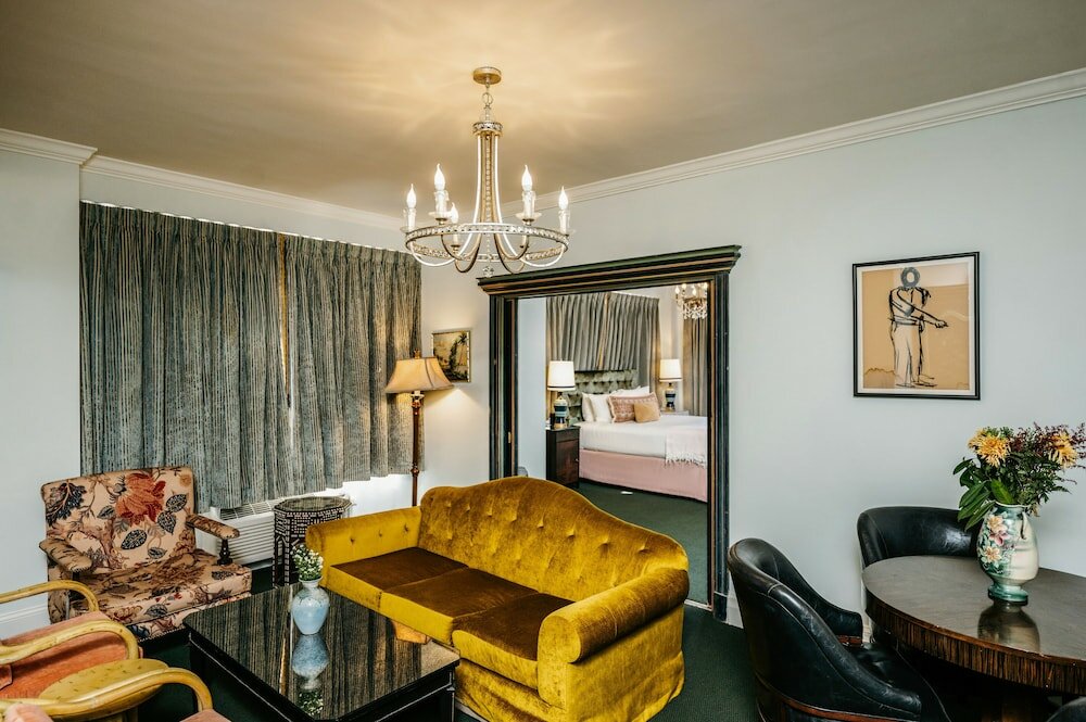Фото The Pontchartrain Hotel