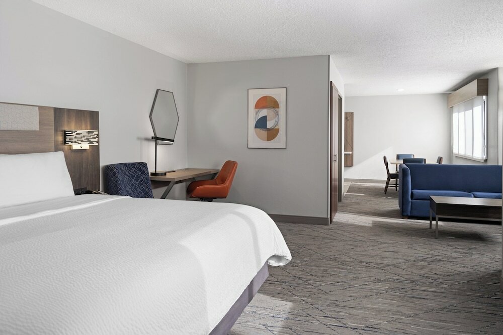 Фото Holiday Inn Express & Suites Midwest, an Ihg Hotel