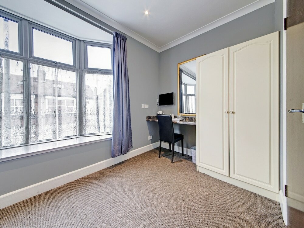 Фото Oyo Bostons Manor Hotel